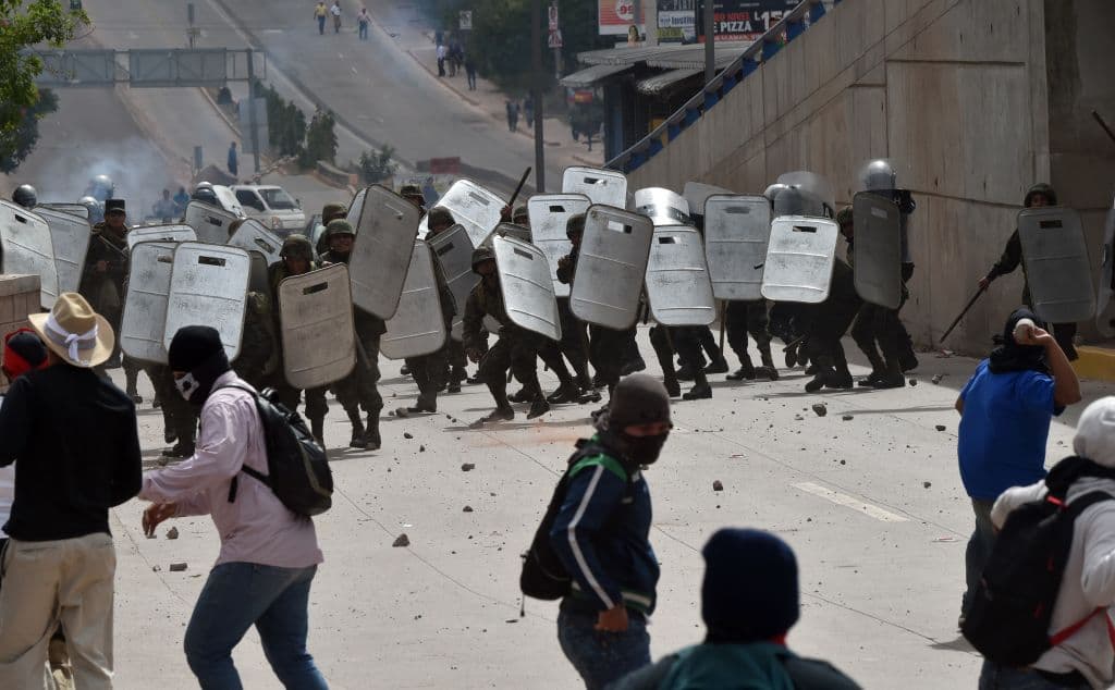 "El presidente ya dijo que se deben contar todas las actas. Que se haga ese proceso y se comprobará que los nacionalistas ganamos las elecciones. No tienen que estar haciendo esos relatos en las calles, bloqueando las calles", dijo a Reuters Deisy Molina, una ama de casa de 45 años.