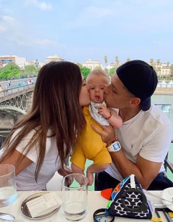 Sara Kohan compartió su embarazo con sus seguidores a través de su cuenta de Instagram y ahora no duda en publicar emotivas fotos con 
<b><a href="https://www.univision.com/famosos/aun-no-nace-su-bebe-pero-chicharito-admite-que-ha-cambiado-y-sarah-kohan-no-se-queda-atras-fotos" target="_blank">su bebé y su marido</a></b>.