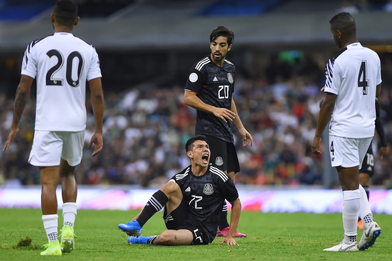 Hirving Lozano salió lesionado del campo (66’) tras una dura entrada sobre el tobillo izquierdo.
