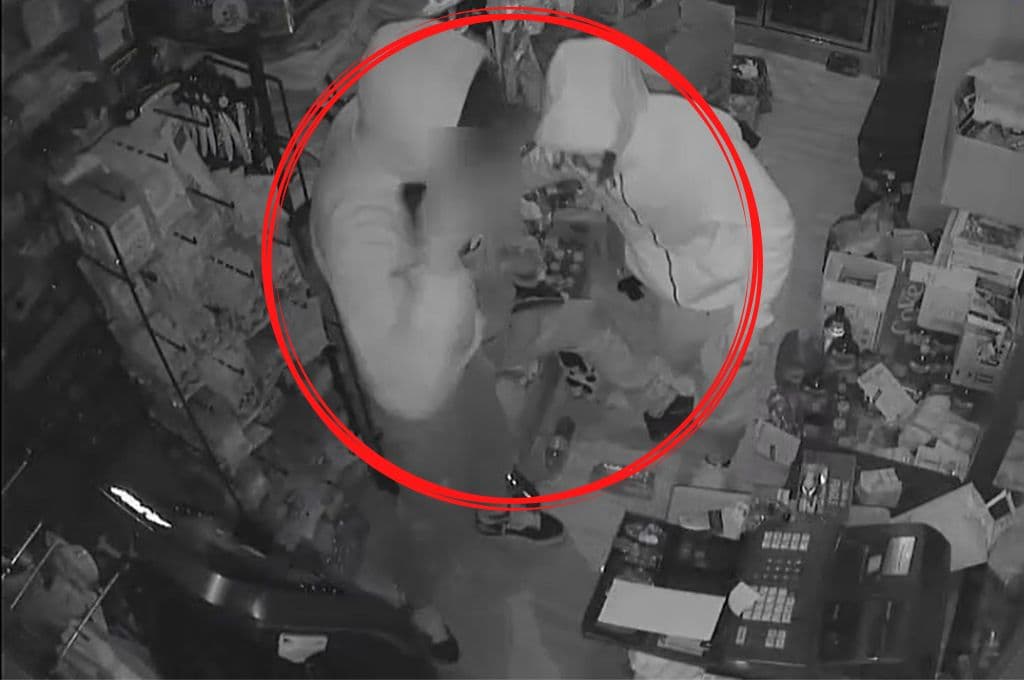 Captados en video: sospechosos entran a tabaquería en Brooklyn y esto se llevaron