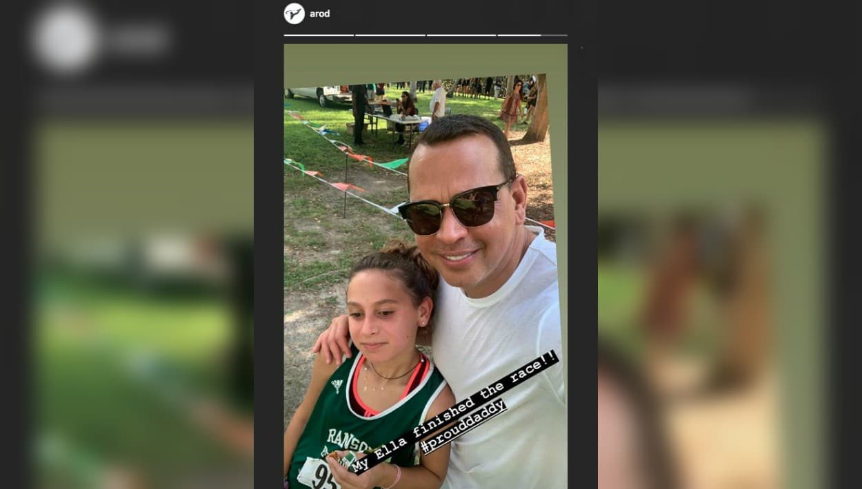 Ella Alexander Rodríguez, 
<b><a href="https://www.univision.com/famosos/este-es-el-metodo-secreto-de-a-rod-para-seguir-a-sus-hijas-en-instagram-sin-que-ellas-se-den-cuenta-fotos">la menor de las hijas de A-Rod</a></b>, también completó con éxito su carrera, haciendo que a su papá se le inflara el pecho de orgullo.