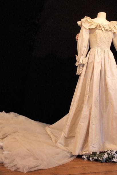 El vestido no es completamente blanco, es más bien un tono rosa claro, algo que no agradó mucho a la reina Isabel II.