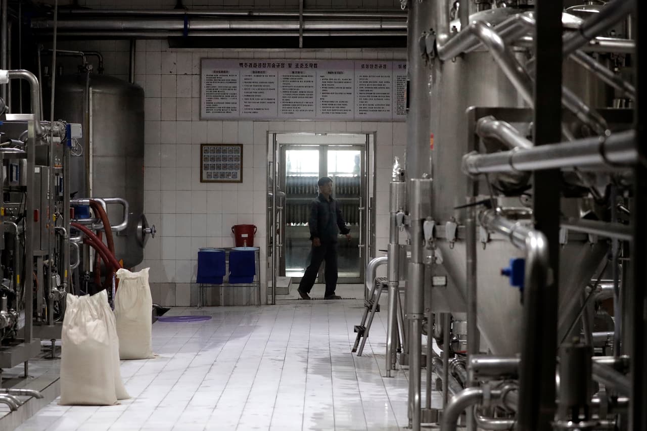 La cervecería Taedonggang opera con maquinaria de tecnología alemana comprada en 2001 por Kim Jong Il a la cervecera inglesa Ushers, cuando las relaciones entre Corea del Norte y occidente estaban menos erosionadas.