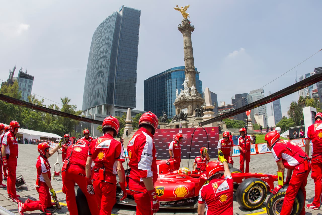 Esteban Gutiérrez y Ferrari emocionan al público en capital mexicana