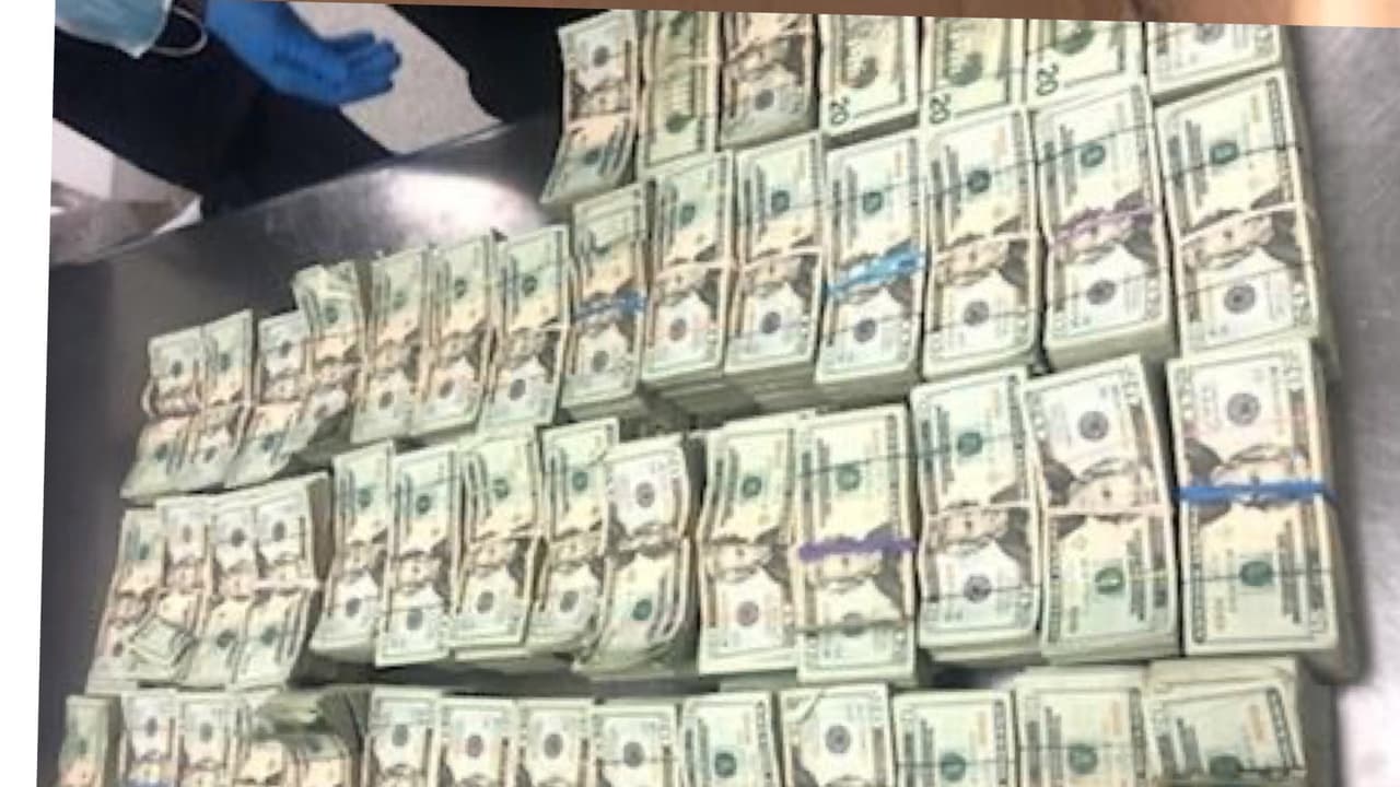 Los billetes estaban debajo de la silla que estaba dentro de una caja con muebles. 
<br>