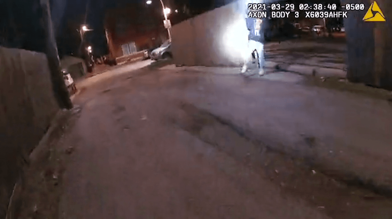 El policía lo dispara en el pecho y Adam se desploma.
<br>