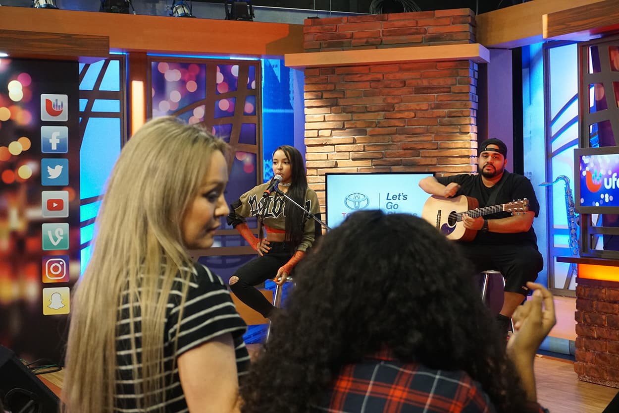 Tinashe stops by the Uforia Lounge for a quick acoustic session and a meet and greet.