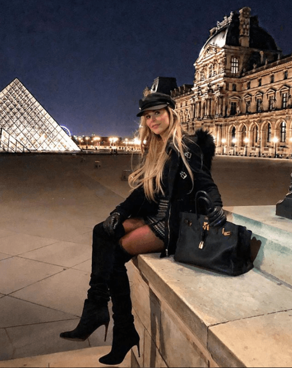 La ola de frío que atraviesa Francia no fue un impedimento para que López pudiera posar frente al célebre Museo del Louvre.