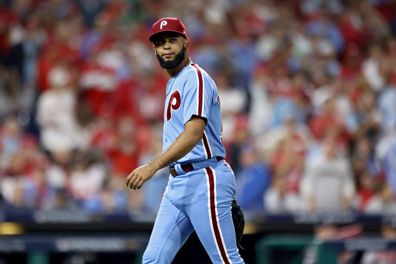 Seranthony Dominguez # 58 de los Phillies de Filadelfia sale del campo después de ser relevado en la sexta entrada contra los Bravos de Atlanta