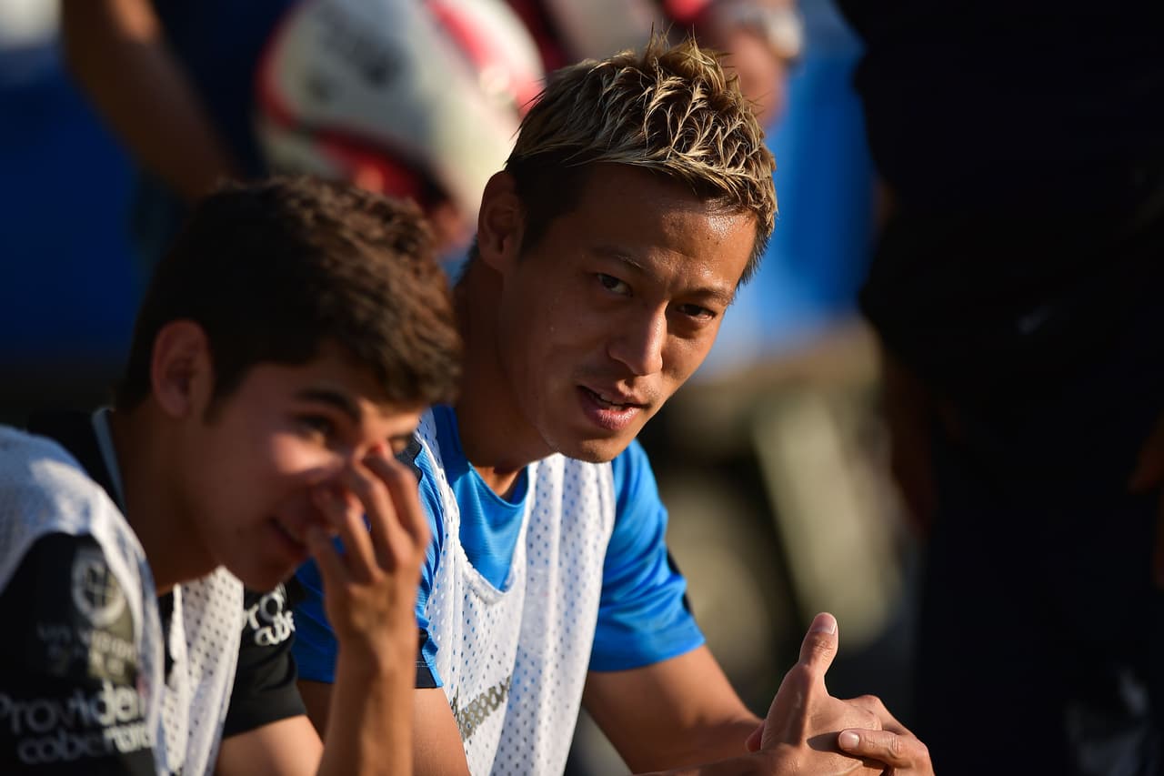 Mientras tanto en la banca del Pachuca, Keisuke Honda esperaba la oportunidad de entrar al juego.