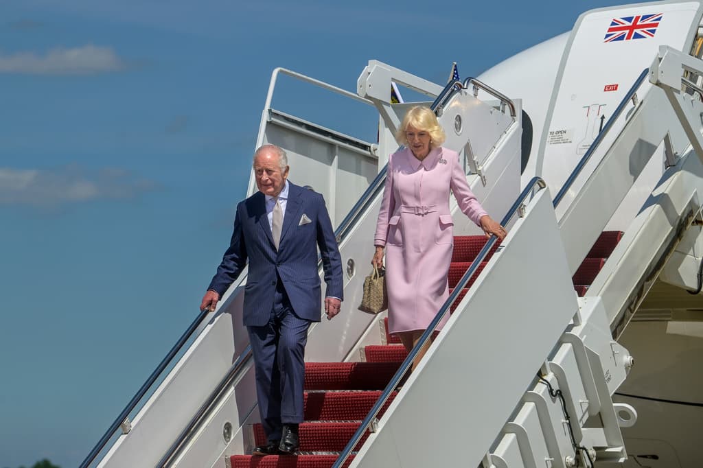 Los reyes Carlos III y Camila llegaron a
<b> la base Andrews, en Maryland</b>. La reina, de 78 años, presumió 
<b>un vestido abrigo Dior</b>, una de las casas de diseño preferidas de la primera dama de Estados Unidos, Melania Trump. 
<br>
<br>La reina Camila acentuó su look con 
<b>un broche Cartier</b> en platino, con 
<b>diamantes</b>, 
<b>zafiros</b>, 
<b>esmeraldas</b> y 
<b>rubíes</b>. ¿Por qué es relevante?
<br>
<br>Porque ese broche, que combina las banderas británica y estadounidense, tiene un inmesurable valor histórico: evoca la primera visita de 
<b><a href="https://www.univision.com/noticias/mundo/reina-isabel-vida-fotos-fotos" target="_blank">su suegra, la reina Isabel II (1926-2022)</a></b> a Estados Unidos, en el 1957.
<br>
<br>Se lo regaló el entonces 
<b>alcalde de la ciudad de Nueva York, Robert Ferdinand Wagner</b> (1910-1991), celebrando los vínculos entre ambas naciones.