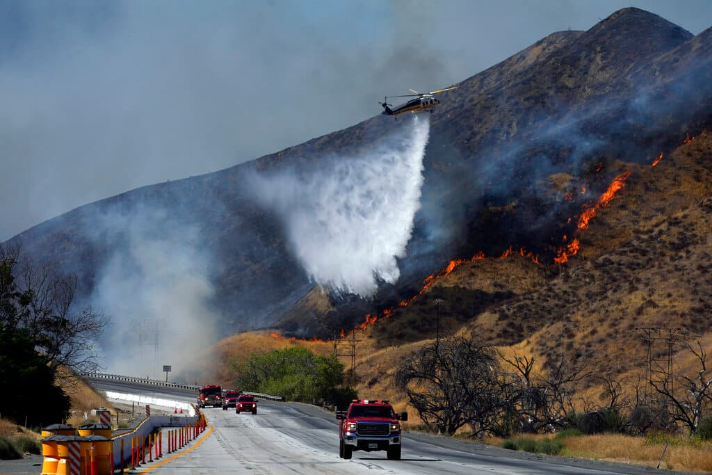Siete bomberos sufrieron lesiones relacionadas con el calor el miércoles y fueron hospitalizados, pero luego fueron dados de alta, dijo Ewald.