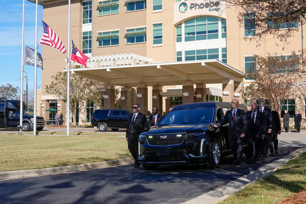 La caravana partió de ese punto y tomó una ruta pública hacia la Universidad Estatal Georgia Southwestern en Americus, Georgia.