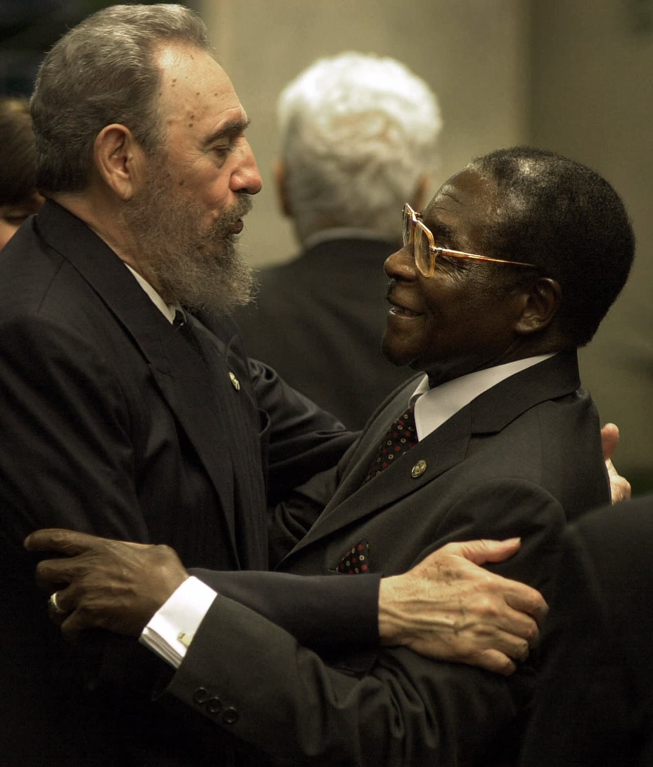 Encuentro de Robert Mugabe y Fidel Castro en La Habana, Cuba, 2000. Luego de varias reelecciones y denuncias de fraude en la primera década del nuevo siglo, Robert Mugabe dirigía un país en quiebra, con hiperinflación, controles de precios, servicios públicos colapsados y encarcelamiento de empresarios y políticos.