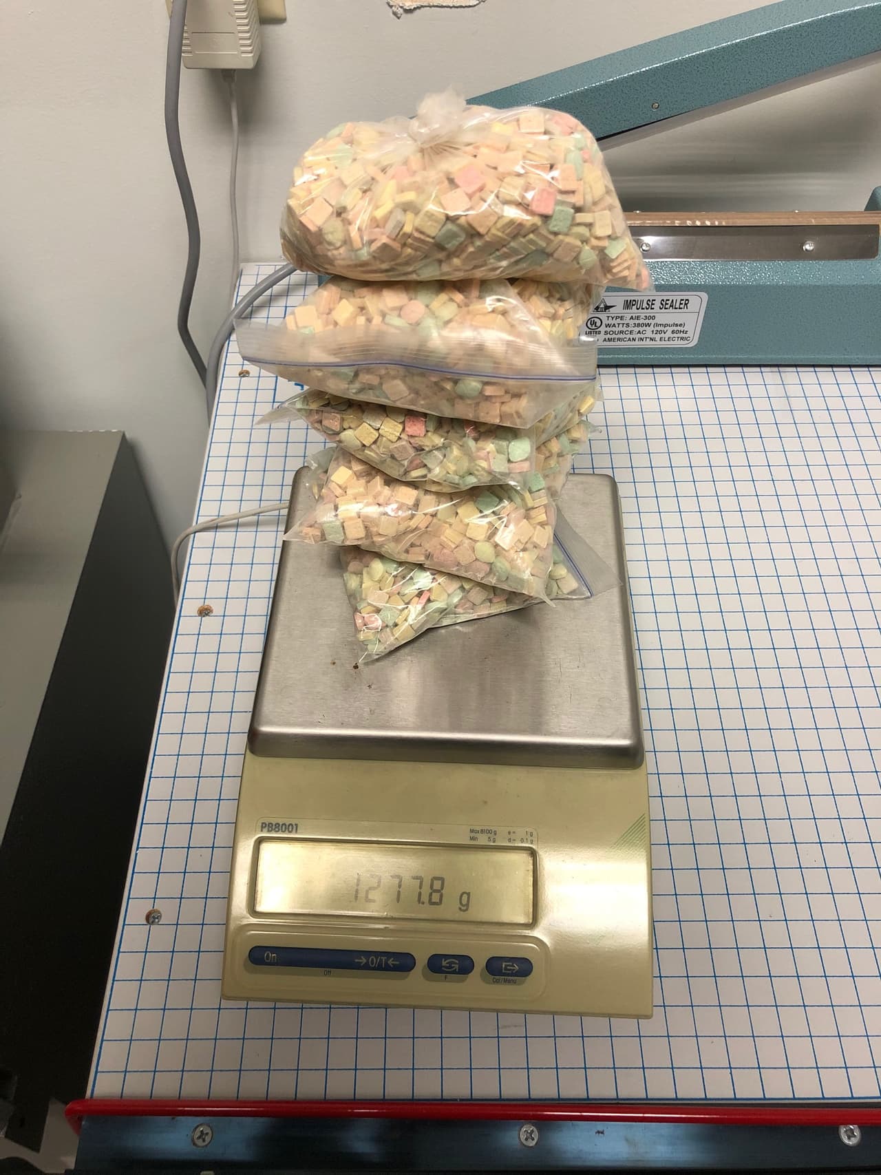 Operativo en casas de Georgia termina con varios detenidos y decomiso de armas y drogas.