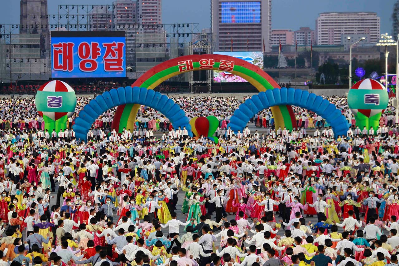 El líder norcoreano, Kim Jong Un, asistió a un desfile en la capital de 
<a href="https://www.univision.com/noticias/mundo/corea-del-norte-vida-cotidiana-kim-jong-un-colores-pyongyang-fotografias-fotos" target="_blank">Corea del Norte</a>, Pyongyang, para celebrar el natalicio de su abuelo. Durante el evento, miles de personas marcharon en una muestra coreografiada de lealtad a la familia Kim, de acuerdo con la información de medios estatales norcoreanos.
