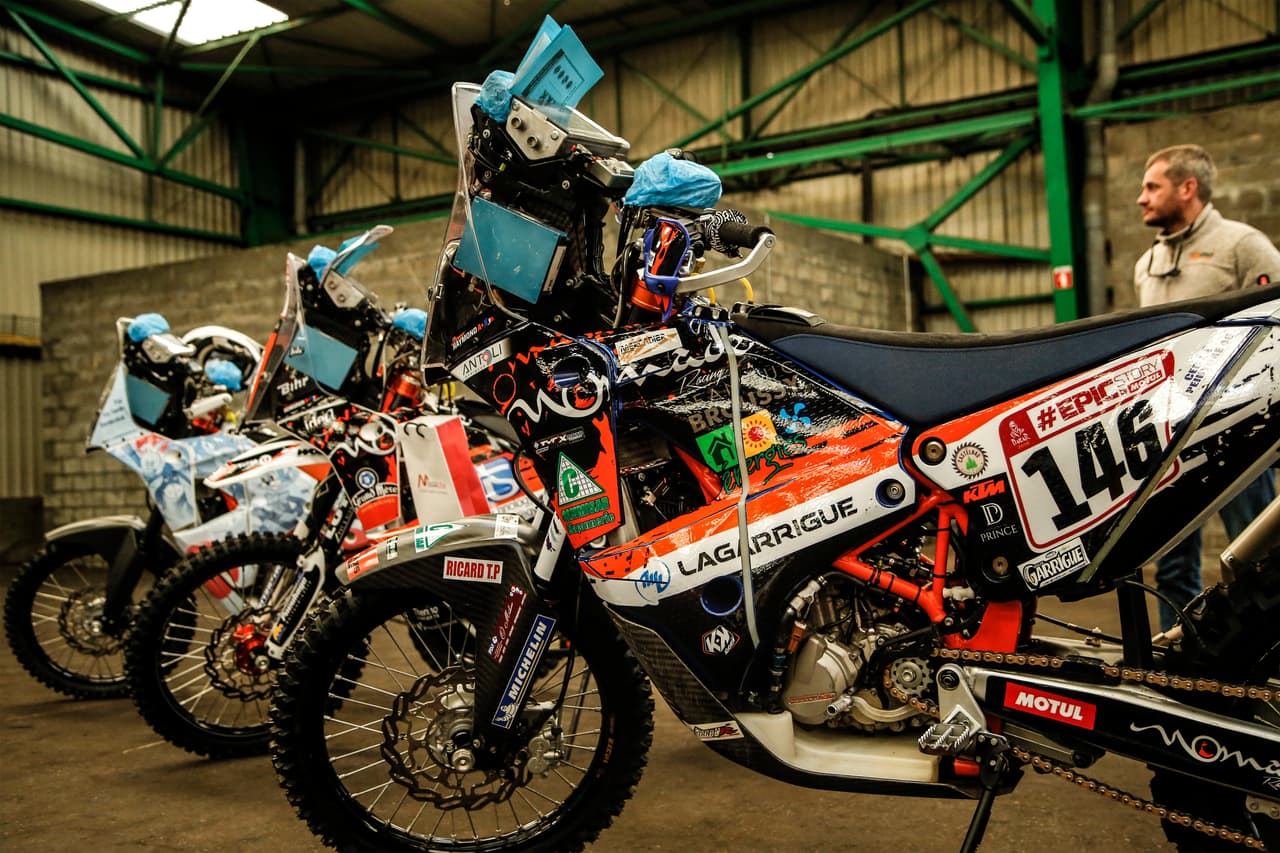 Pasando a la categoría de motos, los fabricantes oficiales este año son: Honda, KTM, Hero, Yamaha, Gasgas, Sherco. 
<b>KTM es la marca que más veces (16) ha ganado el Rally Dakar.</b>