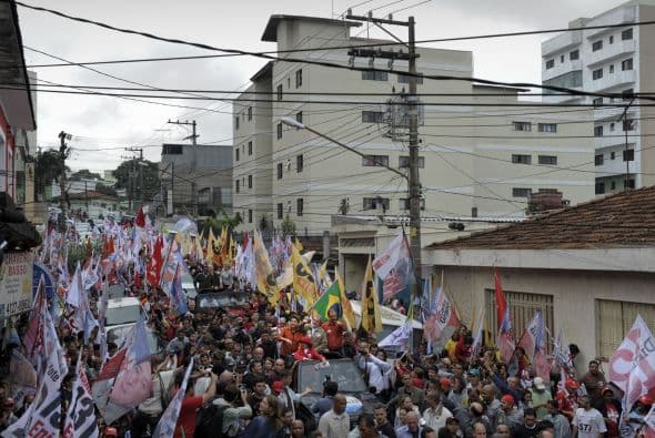 "Ella tendrá en el Congreso muchos más aliados de los que yo tuve, sobre todo en el Senado, donde nuestra expectativa de votación es muy buena", declaró Lula a periodistas tras el recorrido con la candidata del PT.