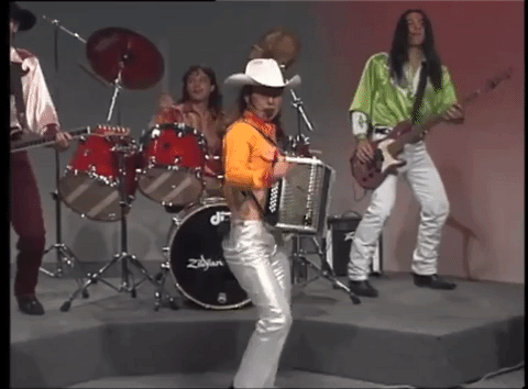 En 1995 la cantante y sus hermanos Tirzo y Úrsula Sol iniciaron el proyecto musical Priscila y sus balas de plata. El primer disco que lanzaron fue 'Corazonadas', mismo que produjo y compuso Tirso Paiz.