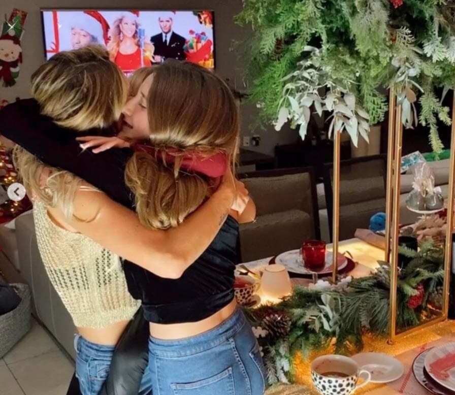 "A Elisa le gusta la cuestión de la música, es muy buena para escribir, entonces quiere un reproductor de discos de acetato para su cuarto (habitación) y algunas otras cosas que les gustan a los adolescentes".