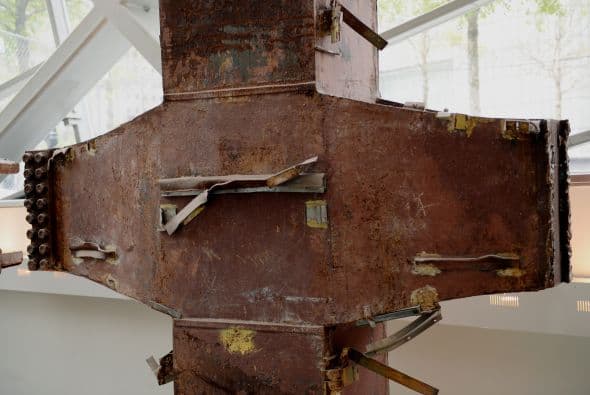 Columna de acero que formaba parte de un soporte estructural del edificio.