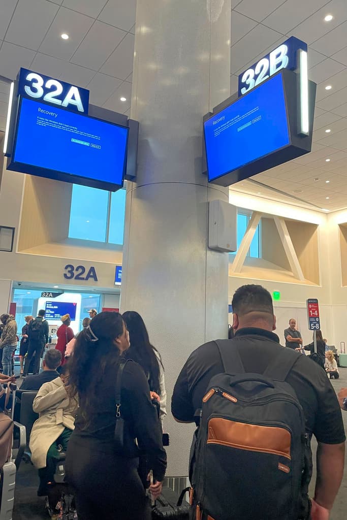 En declaraciones recibidas por The Associated Press, 
<b>Frank X. Shaw</b>, 
<b>portavoz de Microsoft</b>, claramente señaló que "una actualización de CrowdStrike fue la responsable de la caída de varios sistemas Windows en todo el mundo”.