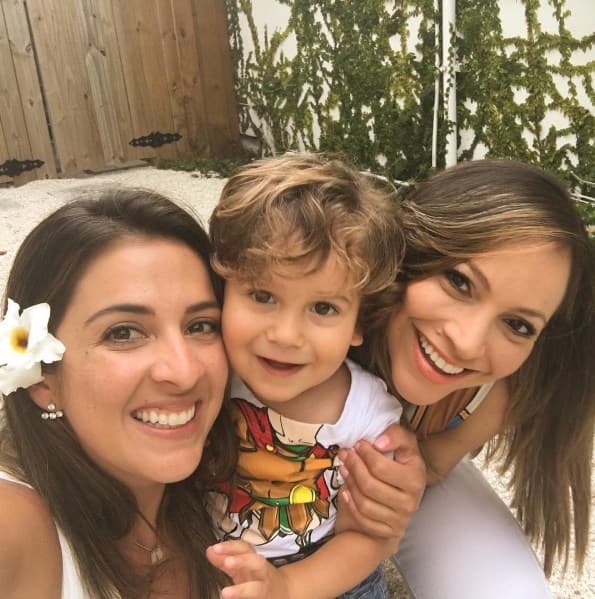 Su tía Maity y su mamá se divierten mucho con las ocurrencias de Bruce.