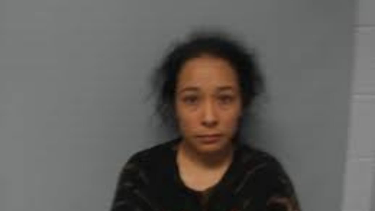 Según la órden de arresto, Almarud Duarte, de 25 años, vendió 12 gramos de metanfetamina el 11 de mayo en un restaurante y un kilogramo de la droga el 20 de mayo en un negocio.