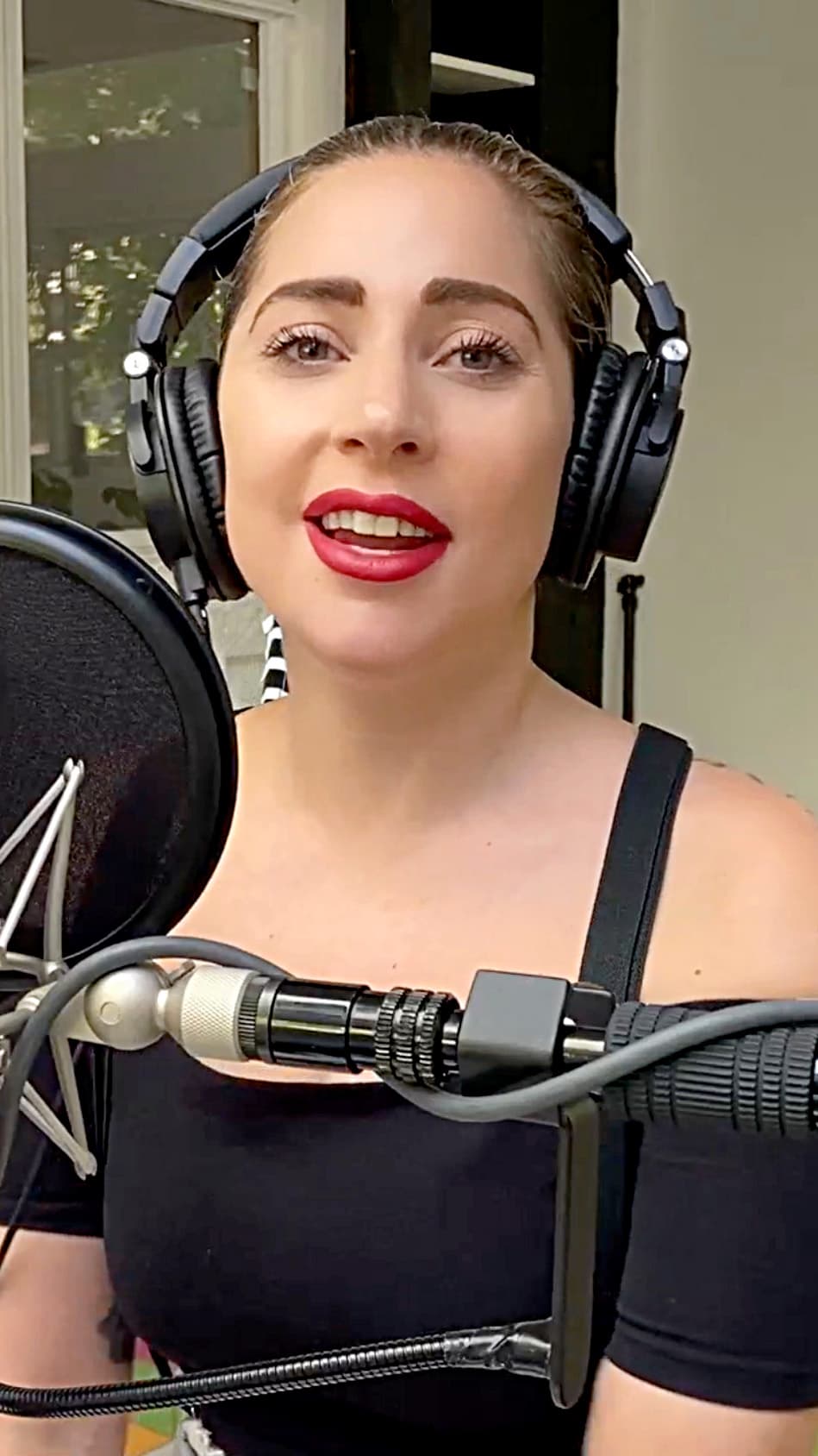 Lady Gaga fue quien abrió el show, interpretando 'Smile', escrita por Charlie Chaplin en el 1956.