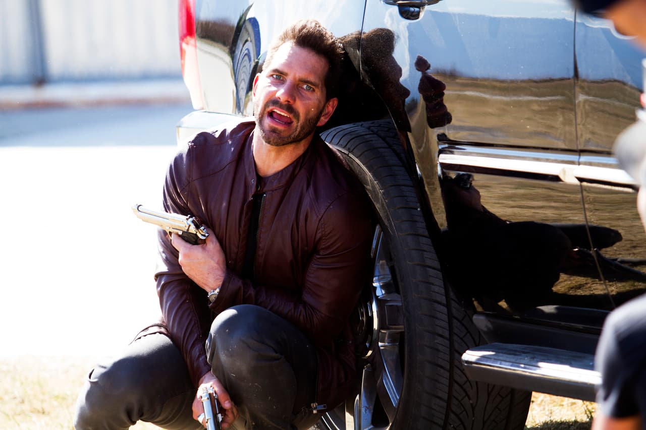 Tras resultar herido, John decidió postergar su batalla y huyó.