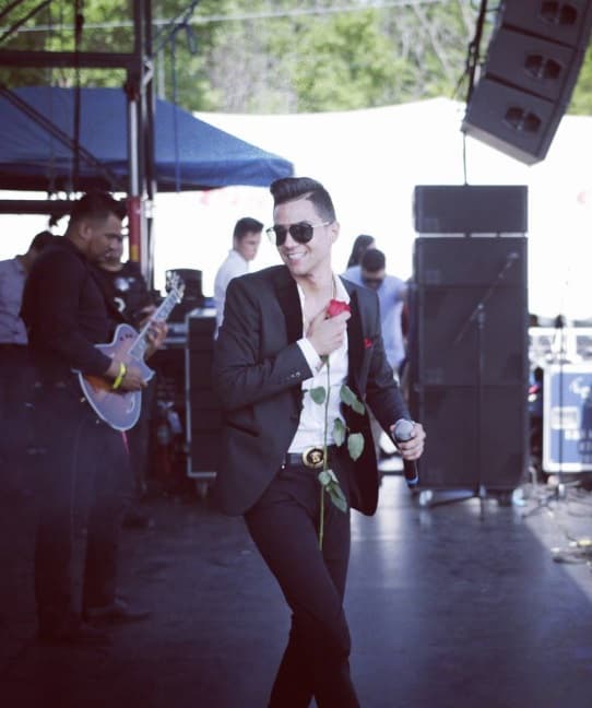 Este fin de semana el joven cantante no paró de trabajar y se puso romántico sobre el escenario. ¿Qué hicieron otros nominados?