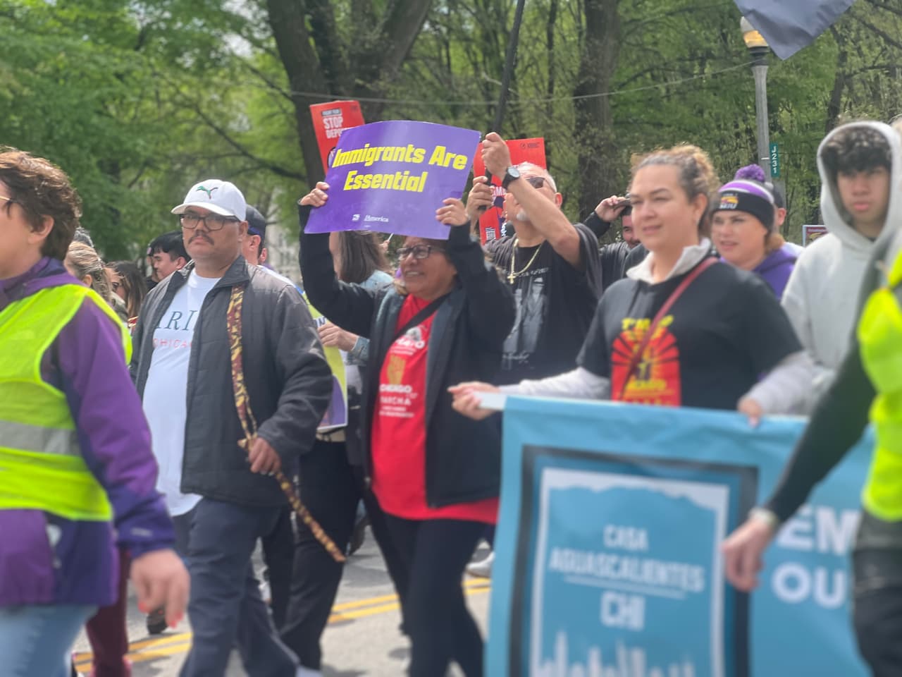 Los manifestantes llegan a Grant Park, donde cerraron la jornada con discursos, presentaciones y llamados a la acción.