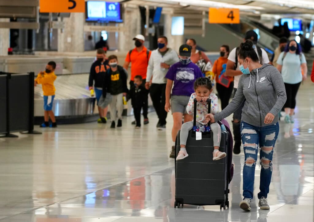 <b>Las excepciones</b>
<br>
<br>Para los menores de 18 años no será requisito que estén completamente vacunados, dada la inconsistencia en el despliegue global de vacunas para su grupo de edad. Los que tengan entre 2 y 17 años tendrán que someterse a test tres días antes del viaje -si les acompaña un adulto vacunado- o un día antes -si vuelan solos o con adultos no vacunados.
<br>