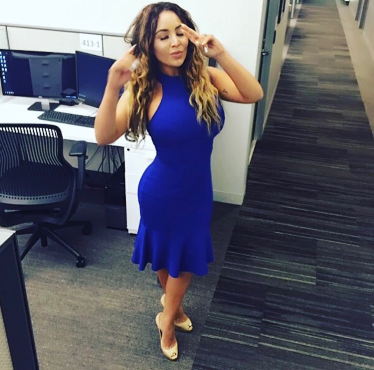 El olán le da un toque especial al 'look' de la locutora.