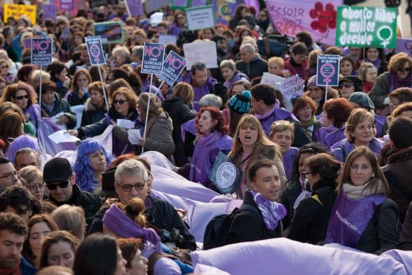 Los manifestantes coreaban lemas como "¡Nosotras parimos, nosotras decidimos!"