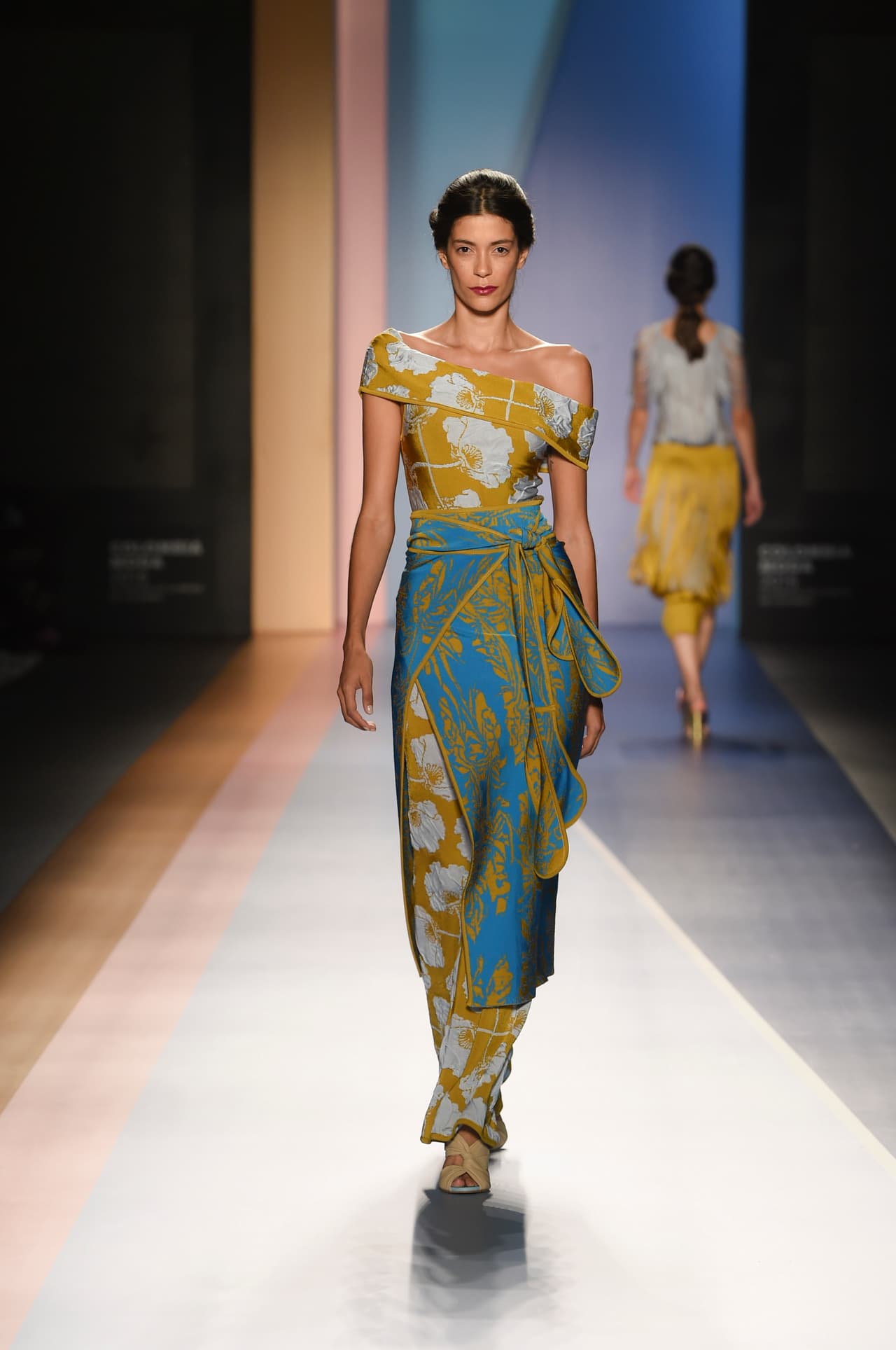 Pepa Pombo, por su parte, con trajes hechos enteramente en tejido de punto floral y haciendo arriesgadas mezclas de colores, también sugirió en su desfile de Colombiamoda jugar con tops que, de diferentes maneras, puedan crear escotes que se concentren más en enseñar el cuello y los hombros.