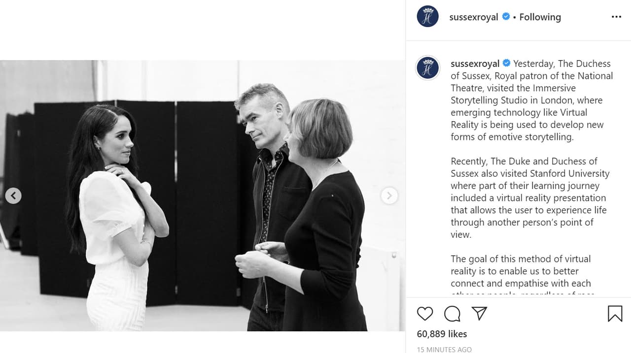 El look lo complementó con un
<b><a href="https://www.net-a-porter.com/us/en/product/1150433?cm_mmc=LinkshareUK-_-TnL5HPStwNw-_-LinkshareUS-_-TnL5HPStwNw-_-Custom-_-LinkBuilder&siteID=TnL5HPStwNw-d351xmRVNFSqgEd9B5m73g&Skimlinks.com=Skimlinks.com&dclid=CNe_4d-JhugCFcYjhwodsUcFMA&siteID=TnL5HPStwNw-j5a6cFTPj.SGbBbVJwd65A&Skimlinks.com=Skimlinks.com" target="_blank"> bolso Lowe</a></b> de 2,250 dólares, una falda de corte lápiz y unos pequeños aretes dorados. 
<br>