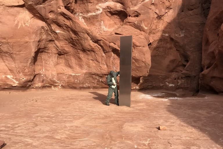 El monolito metálico hallado en el desierto de Utah.