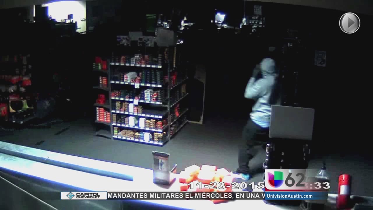 Las autoridades informaron que siguen buscando a seis sujetos que irrumpieron en una armería llevándose decenas de armas.