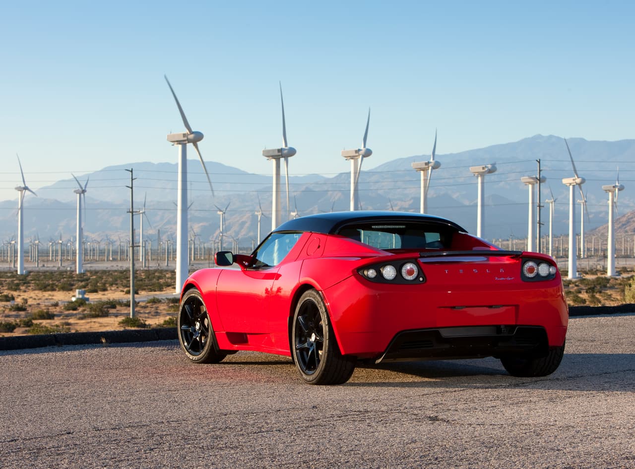 Posteriormente se presentó el
<b> Tesla Roadster Sport, </b>el cual ofrecía una aceleración de 0 a 60 mph en 3.7 segundos y una aceleración máxima de 132 mph. En 2015 apareció la versión 3.0 que mejoraba la autonomía en un 40-50%, respecto al modelo original.