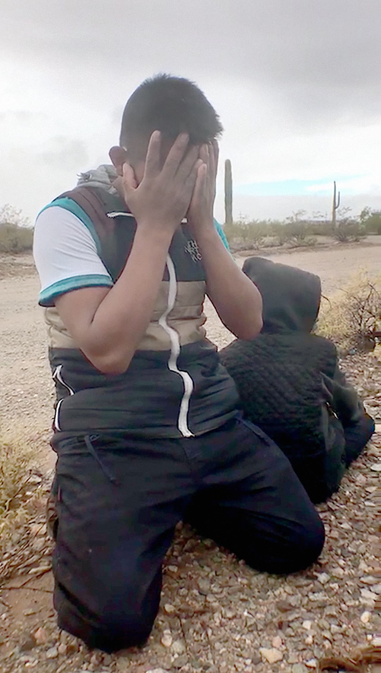 <b>El grupo tenía dos días en el desierto, desorientados.</b> Cuando supieron que estaban de este lado de la frontera algunos cayeron de rodillas, lloraron y oraron en su dialecto.