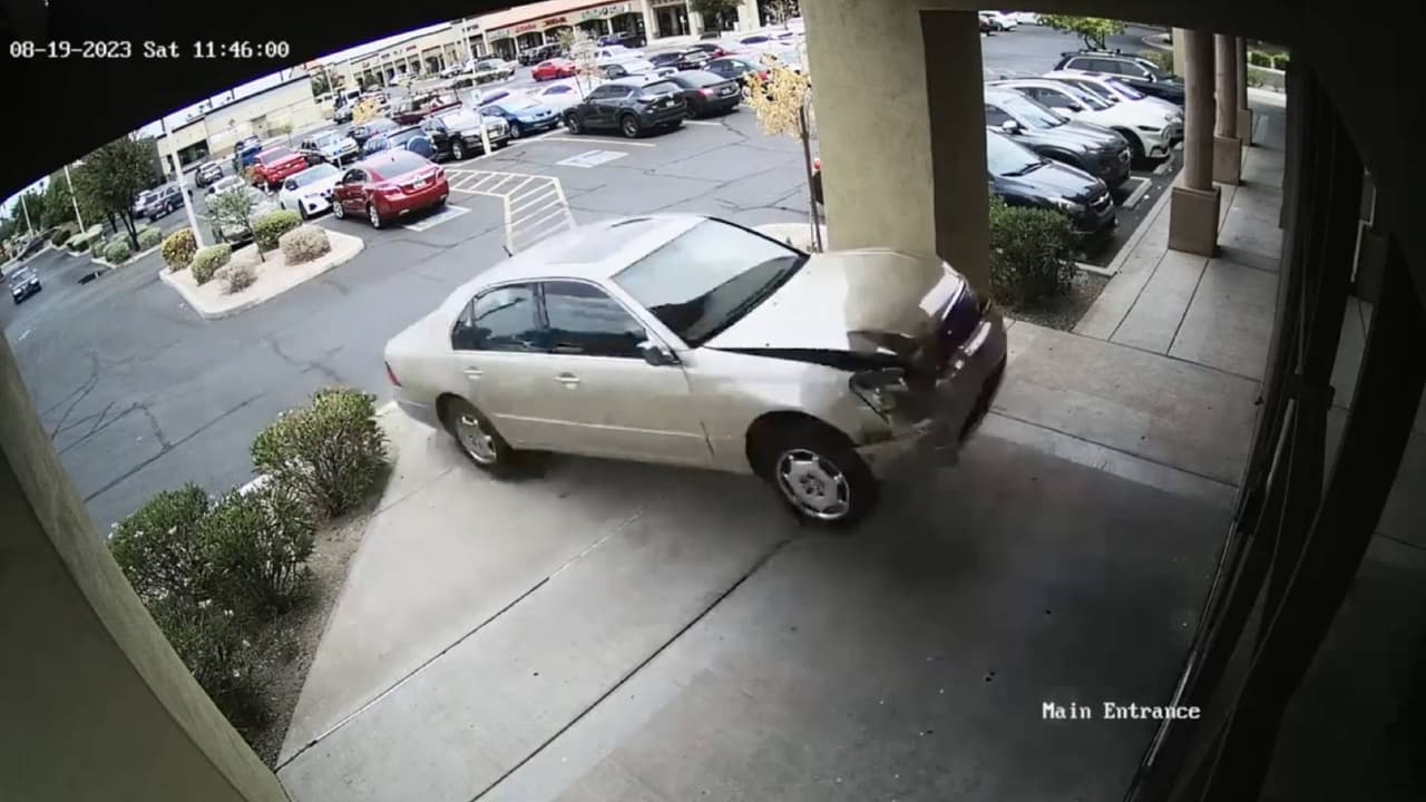 Se salva de ser arrollado cuando mujer se estrella contra un edificio en Chandler