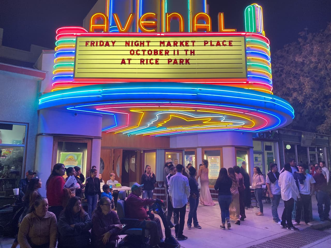 <b>El Festival del Pistacho en Avenal </b>se realiza cada año durante 4 días en octubre, justo para cuando finaliza la cosecha de este fruto, trabajo del cual vive la mayoría de los residentes de la ciudad. El Festival ofrece puestos con distintas variedades gastronómicas del pistacho, además de desfiles y concursos de belleza.