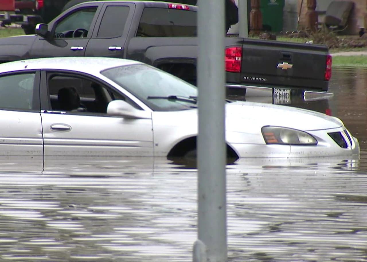 Acumulación de agua cerca a la intersección de la carretera 59 y West Bellfort.