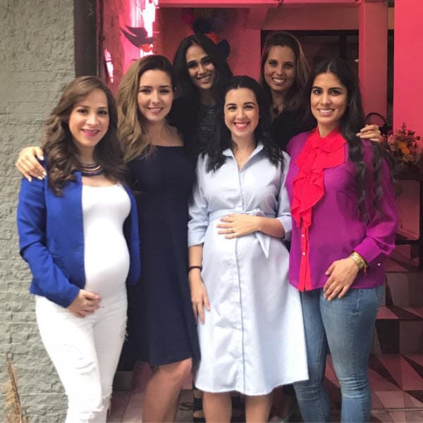 A lo largo de su embarazo se divirtió en fiestas que sus amigas y familiares le organizaron.