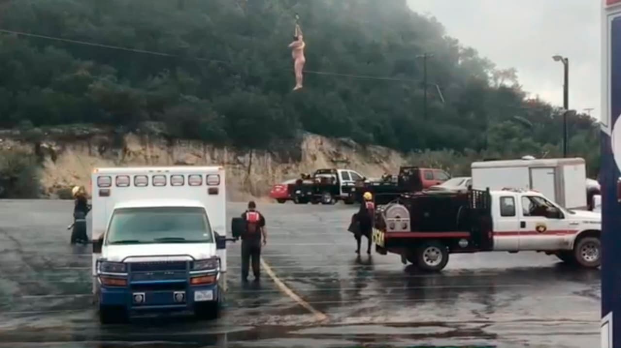 El centro de operaciones se encuentra en nivel de alerta 3 y el gobernador Abbott ha dispuesto recursos estatales para ayudar a los funcionarios locales en sus esfuerzos de respuesta. La imagen fue tomada el 8 de octubre en Junction, durante uno de los rescates.