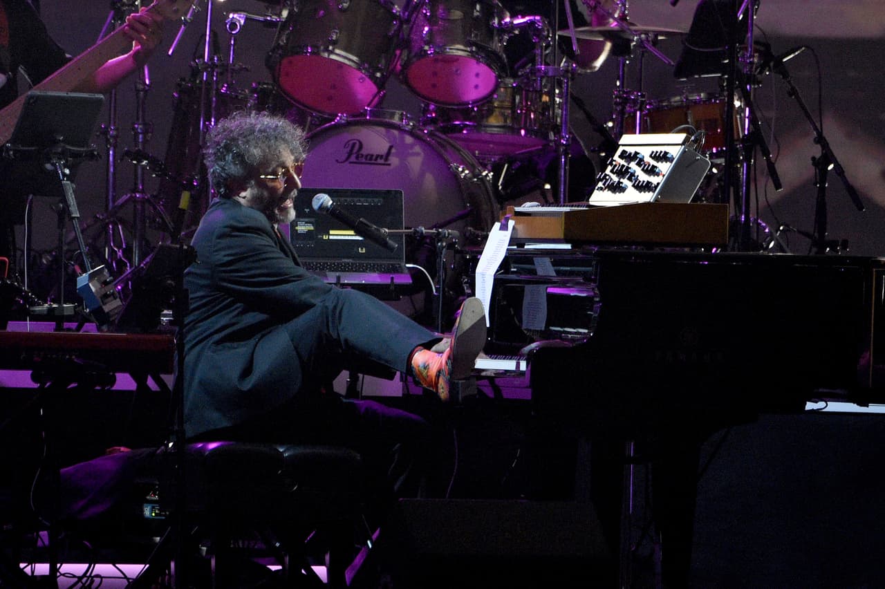 Una de las estrellas que influyó su gusto musical cuando era joven, Fito Paez, llegó a cantarle 'Fíjate Bien', tema con el que Juanes denunció las minas antipersonales en 2000.