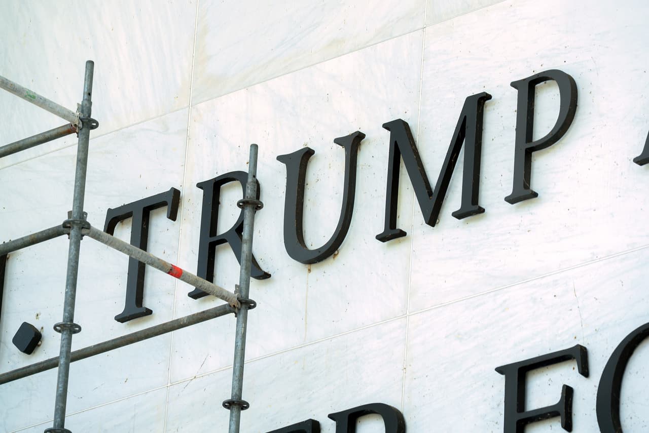 Andamios ocultan el nombre del presidente Donald Trump en la fachada del Centro John F. Kennedy.
