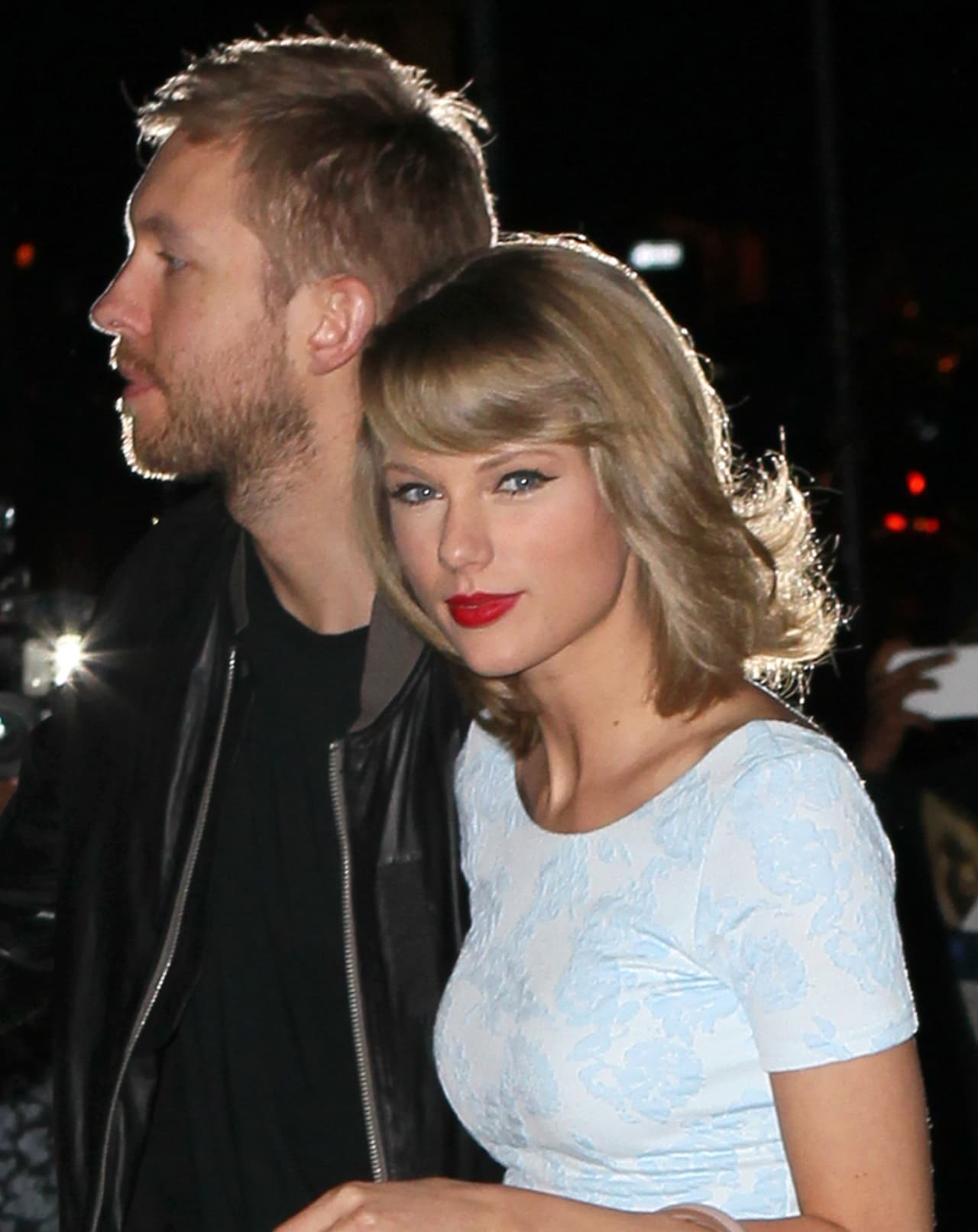 Taylor estuvo muy servicial y primero le sirvió una rebanada a Calvin.