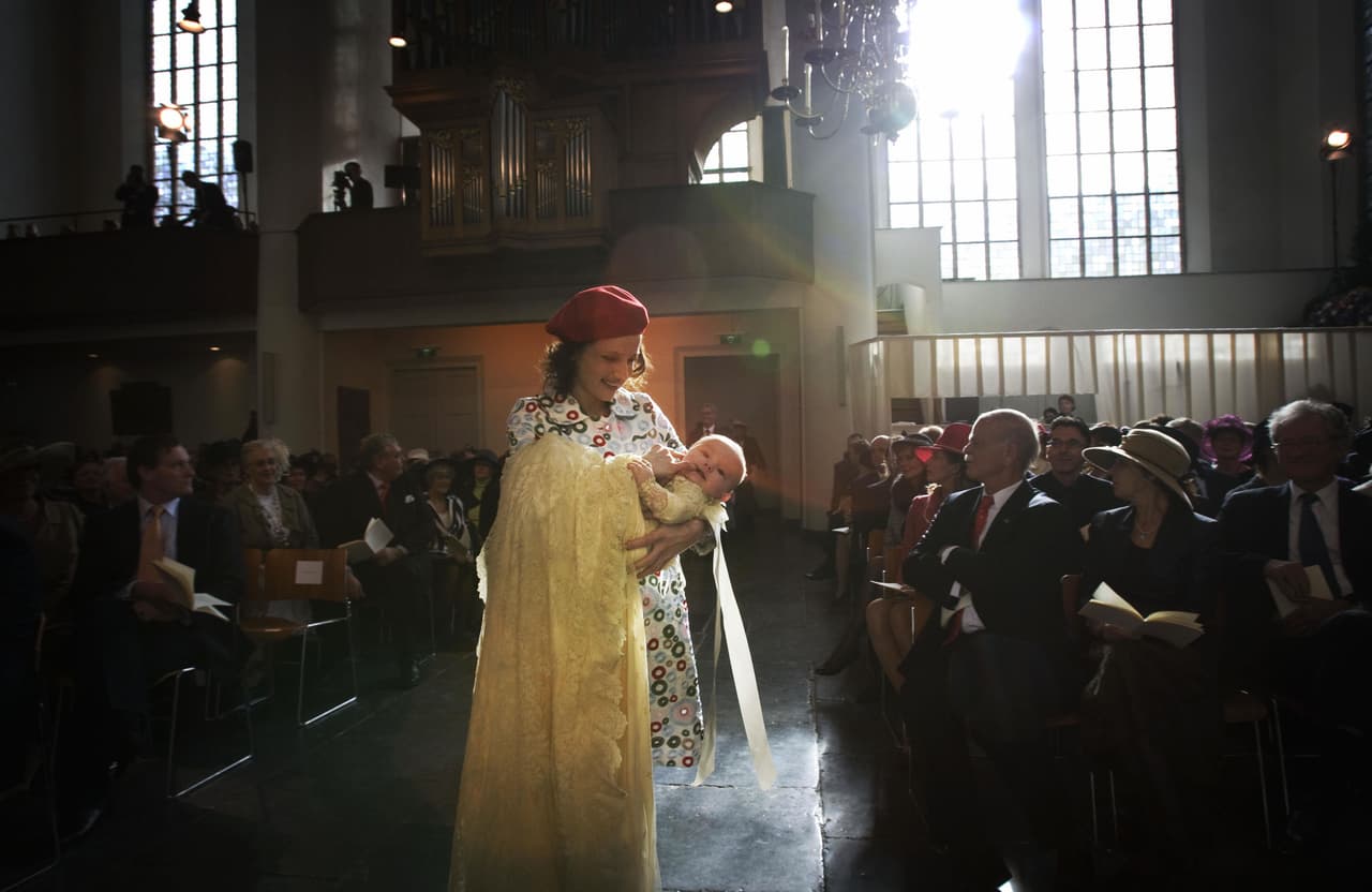 La relación entre las hermanas, pese a su distancia en edad, era muy cálida y estrecha. Inclusive, Inés fue madrina de bautizo de la princesa Ariane en 2007.